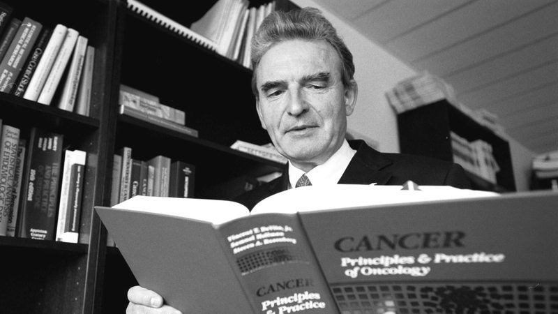 Aufnahme von Eberhard Greiser aus dem Jahr 2001 mit einem Buch über Strahlenepidemiologie