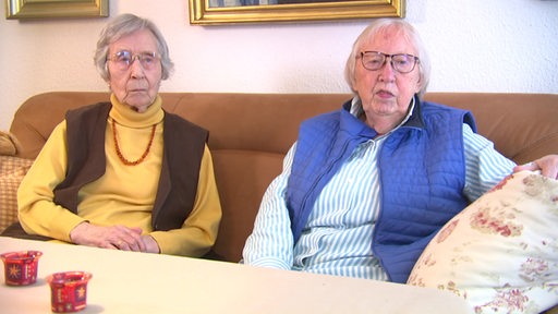 Die Seniorinnen Edith Tegeler und Wilma Schneider auf einem Sofa.