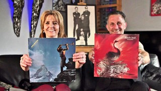 Das Ehepaar Gabi und Jens Koopmann halten ihre geliebten Schallplaten der Band Depeche Mode hoch. 