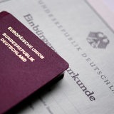 Reisepass und Einbürgerungsurkunde (Symbolbild)