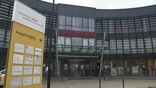 Der Haupteingang des Klinikums Links der Weser.