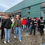 Besucher des Freimarkts werden am Eingang von der Security kontrolliert.