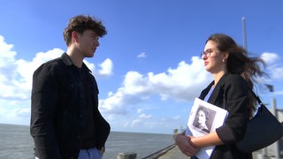 Die EInheitsbotschafter vom Land Bremen Lisa Hilger und Serdar Urgulu am Meer.