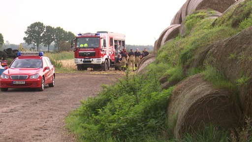 Bereits zum zweiten Mal brannten bei Landwirt Wolfgang Kemna im Bremer Osten Strohballen. Die Feuerwehr ist vor Ort um den Brand zu löschen.