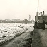 Eisgang auf der Weser 1947, gesehen von der Straße Tiefer mit Blick auf die zerstörte Große Weserbrücke.