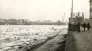 Eisgang auf der Weser 1947, gesehen von der Straße Tiefer mit Blick auf die zerstörte Große Weserbrücke.