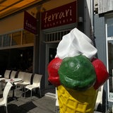Eiscafé Ferrari von außen mit einer riesigen Eistüte