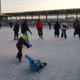 Schlittschuhläufer auf der neuen Eisbahn in der Bremer Überseestadt.
