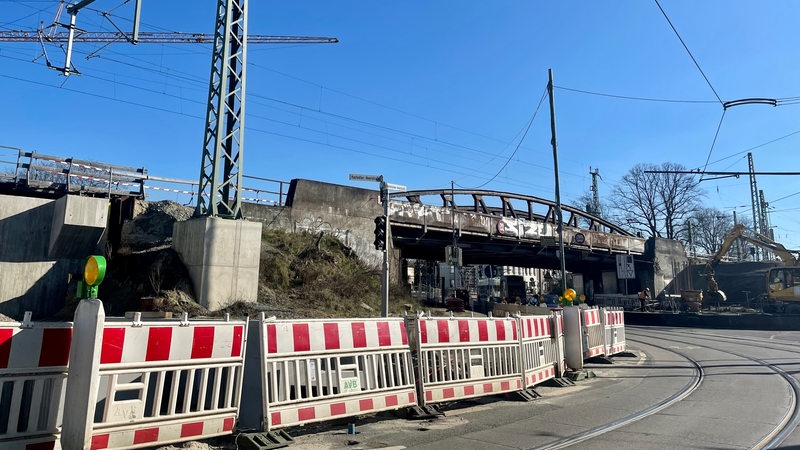 Baustelle zur Erneuerung der alten Eisenbahnbrücke an der Sebaldsbrücker Heerstraße