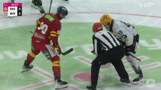 Zwei Eishockeyspieler und ein Schiedsrichter kurz vor dem Einwurf des Pucks.