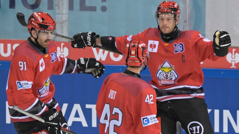Eishockey-Profi Jan Urbas von den Fischtown Pinguins feiert mit weit ausgebreiteten Armen mit seinen Teamkollegen ein Tor im Spiel der Champions Hockey League gegen Genf.