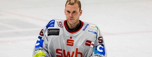 Maximilian Franzreb, der Eishockey-Torwart der Fischtown Pinguins, steht nach einem Spiel ohne Helm auf dem Eis.