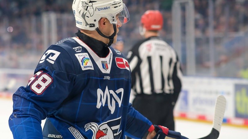 Ein Eishockeyspieler der Adler Mannheim trägt einen schwarzen Halsschutz.