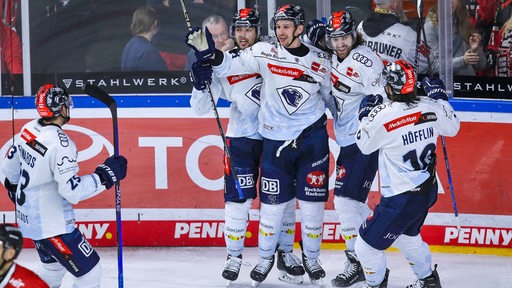Eishockey-Spieler des ERC Ingolstadt bejubeln einen Treffer im Play-off-Spiel gegen Köln.