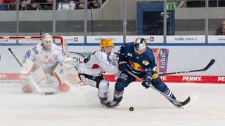 Eishockey-Torhüter Kristers Gudlevskis von den Fischtown Pinguins wehrt einen Angriff der Münchner ab.