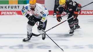 Zweikampf zwischen den Eishockey-Spielern Miha Verlic von den Fischtown Pinguins und Cameron Brace von den Löwen Frankfurt.