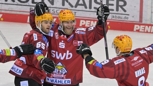 Die Eishockey-Spieler Niclas Jensen und Torschütze Christian Wejse von den Fischtown Pinguins bejubeln gemeinsam den Treffer gegen Berlin.
