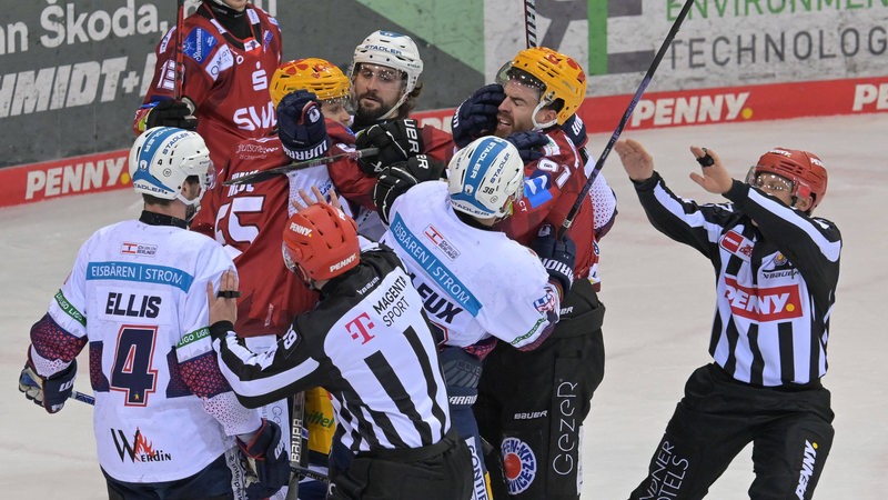 Mehrere Eishockey-Spieler aus Berlin und Bremerhaven gerade aneinander, die Schiedsrichter versuchen, die Streithähne zu trennen.