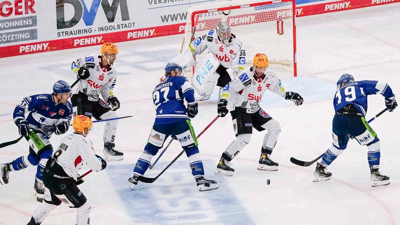 Eishockey-Spieler der Fischtown Pinguins verteidigen einen Angriff der Straubin Tigers.