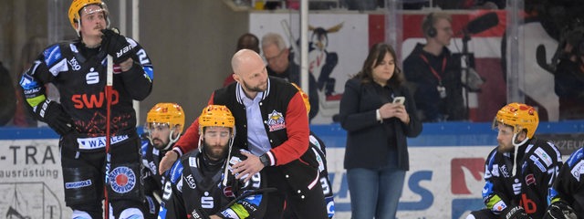 Enttäuschte Eishockey-Spieler der Fischtown Pinguins werden von Mananger Sebastian Furchner getröstet.