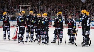 Die Eishockey-Spieler der Fischtown Pinguins stehen nach der Niederlage im Finale enttäuscht nebeneinander auf der Eisfläche.