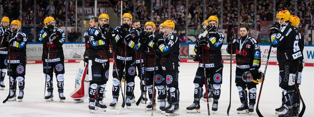 Die Eishockey-Spieler der Fischtown Pinguins stehen nach der Niederlage im Finale enttäuscht nebeneinander auf der Eisfläche.