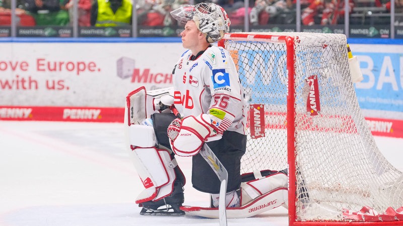 Fischtown-Torwart Maximilian Franzreb hockt auf dem Eis vor seinem Tor.