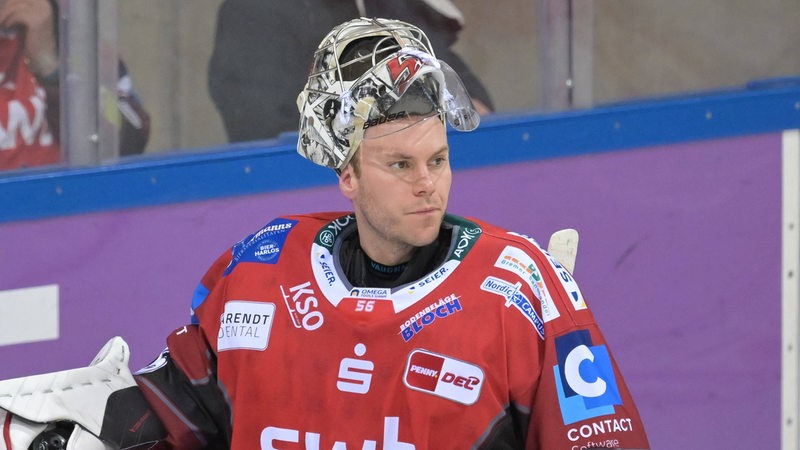 Fischton-Torwart Maximilian Franzreb hat das Visier seines Helms hochgeklappt.