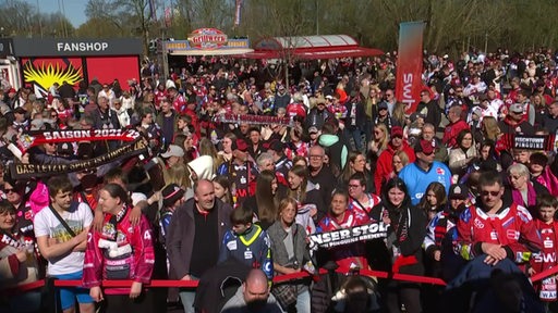 Viele Fischtown Pinguin Fans bei der Saison-Abschlussfeier.