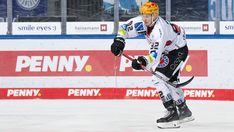 Der Eishockey-Spieler Philipp Preto spielt den Puck übers Eis.