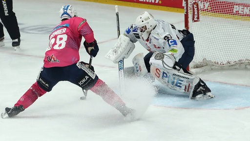 Pinguins-Torhüter Ilya Andryukhov pariert den Schuss eines Eisbären-Spielers.