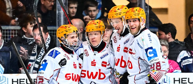 Spieler der Fischtown Pinguins bejubeln ein Tor.