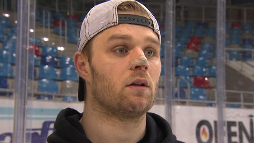 Eishockey-Profi Christian Wejse mit einem Pflaster über seiner Nase.