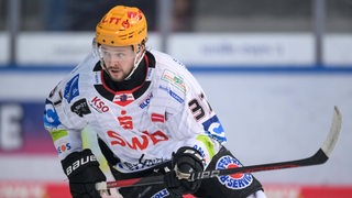 Markus Vikingstad fährt über das Eis. Seinen Eishockey-Schläger hält er in beiden Händen.
