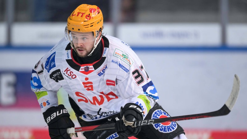 Markus Vikingstad fährt über das Eis. Seinen Eishockey-Schläger hält er in beiden Händen.