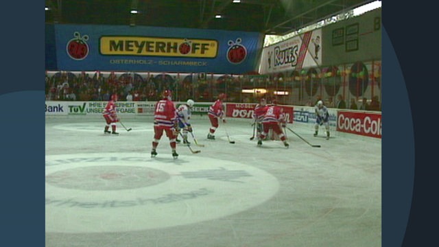 Mehrere Eishockeyspieler während eines Eishockesspiels.