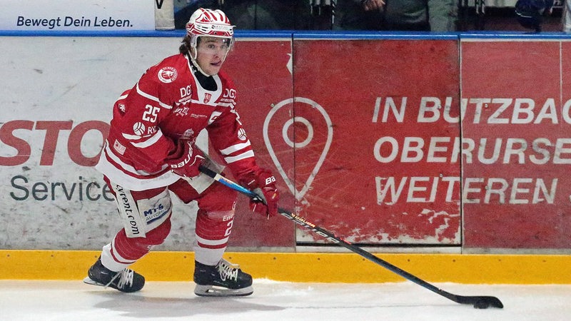 Fabian Herrmann führt den Puck.