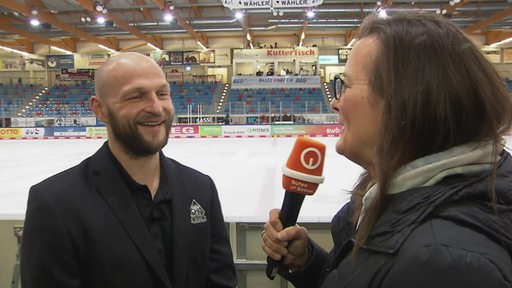 Zu sehen ist die Sportblitz Reporterin Pascale Ciesla im Interview mit Sebastian Furchner