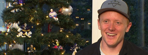 Eishockey-Profi Ross Mauermann im Interview vor einem Weihnachtsbaum.