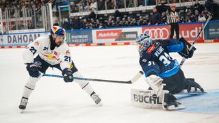 Münchens Nico Krämmer legt den Puck an Ingolstadt-Torwart Devin Williams vorbei.