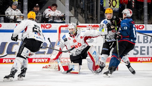 Eishockey-Torwart Kristers Gudlevskis ist bei einem Angriff der Nürnberger gefordert.
