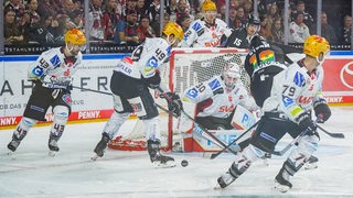 Zu sehen sind die Fischtown Pinguins bei der Verteidigung eines Angriffs der Kölner Haie. 