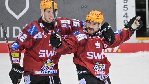 Die Eishockey-Spieler der Fischtown Pinguins Skyler McKenzie und Philipp Preto bejubeln den Treffer gegen Augsburg.