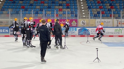 Eishockey-Spieler der Fischtown Pinguins auf der Eisfläche bei Fitnesstests während des Traingsauftakts.