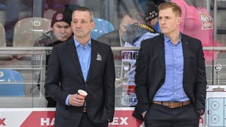 Coach Thomas Popiesch und Co-Trainer Alexander Sulzer stehen nachdenklich an der Bande.