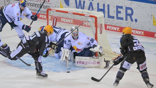 Die Fischtown Pinguins im Angriff im Spiel gegen den EHC München.