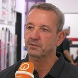 Pinguins-Trainer Thomas Popiesch im Kabinengang beim TV-Interview.