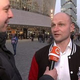 Pinguins-Manager Sebastian Furchner vor der Eis-Arena in Berlin beim Interview vor dem Spiel.