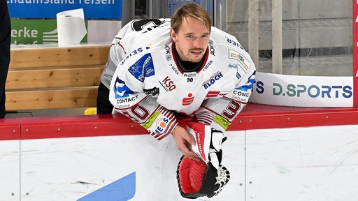Eishockey-Torwart Kristers Gudlevskis von den Fischtown Pinguins lehnt sich über die Bande in einer Spielpause.
