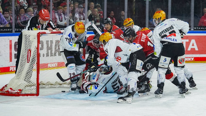 Wildes Gewusel auf der Eisfläche vor dem Tor der Fischtown Pinguins mit Spielern der Kölner Haie.